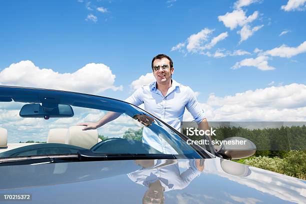 Foto de Sorrindo Homem E O Cabriolet Carro Contra O Céu Azul e mais fotos de stock de Adulto