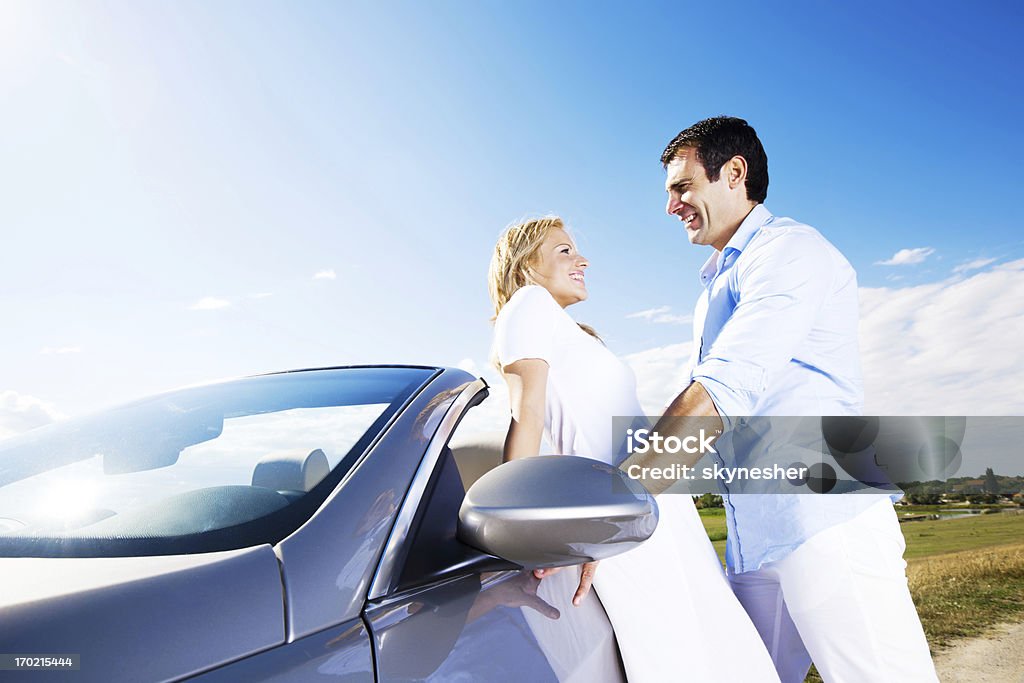 Magnifique et une voiture décapotable de couple contre le ciel bleu. - Photo de Adulte libre de droits