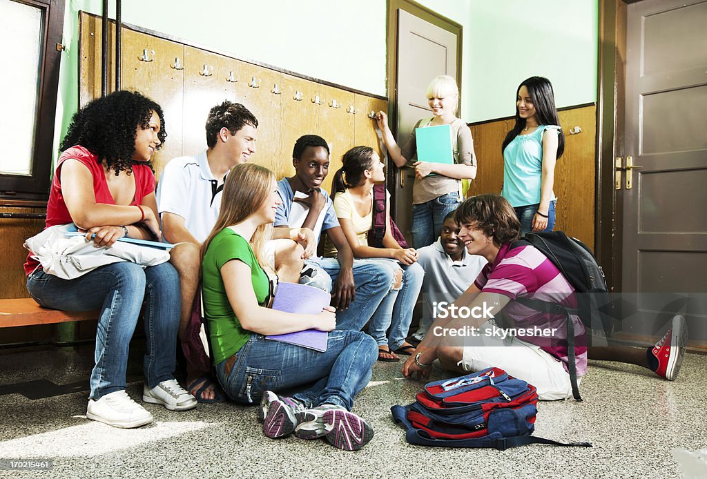 Grupo de alunos relaxar durante as férias escolares. - Foto de stock de Grupo de Adolescentes royalty-free