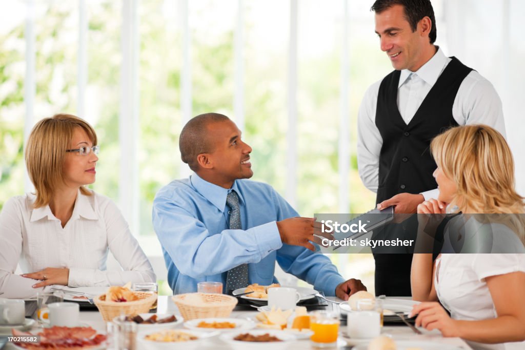 Los empresarios en un almuerzo. - Foto de stock de Adulto libre de derechos