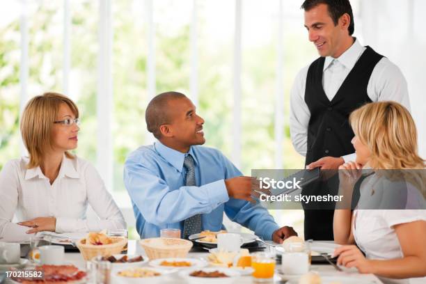 Los Empresarios En Un Almuerzo Foto de stock y más banco de imágenes de Adulto - Adulto, Africano-americano, Afrodescendiente