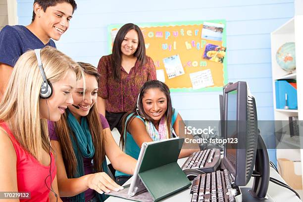 高校生のコンピュータラボ教師ますスクール形式スクールます - 16歳から17歳のストックフォトや画像を多数ご用意 - 16歳から17歳, 18歳から19歳, 5人