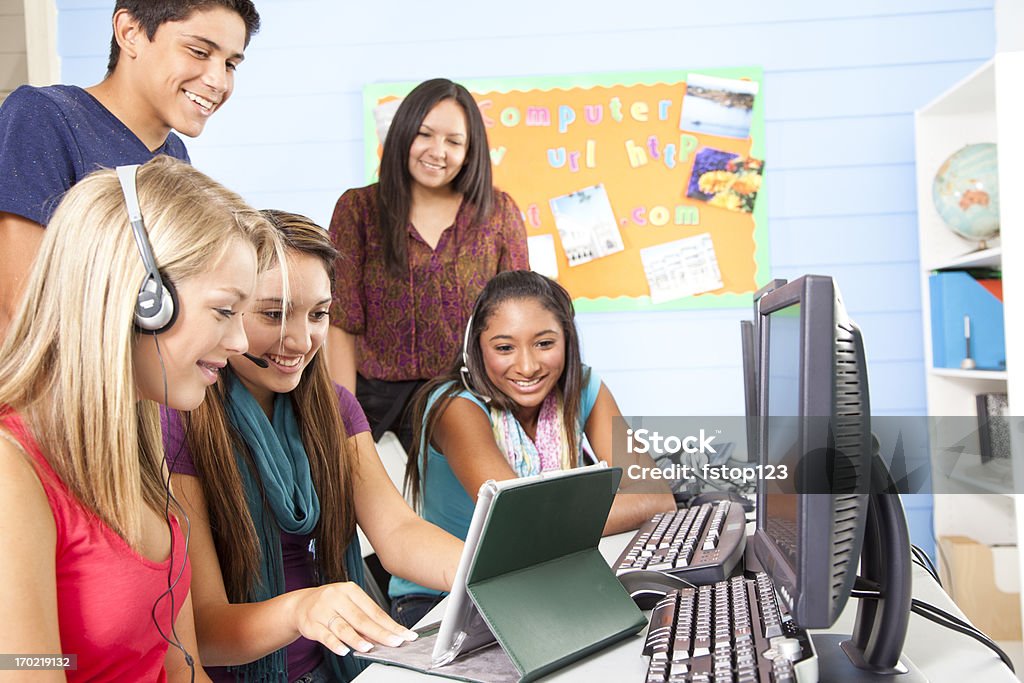 고등학교 학생들이 컴퓨터실, 교사. 강의실형, 학교. - 로열티 프리 16-17 살 스톡 사진