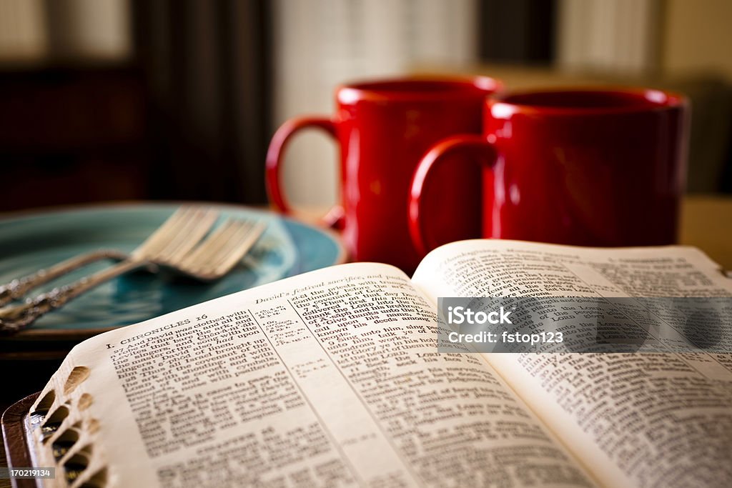 聖書とコーヒーに設定された 2 つの赤いマグカッププレート - 聖書のロイヤリティフリーストックフォト