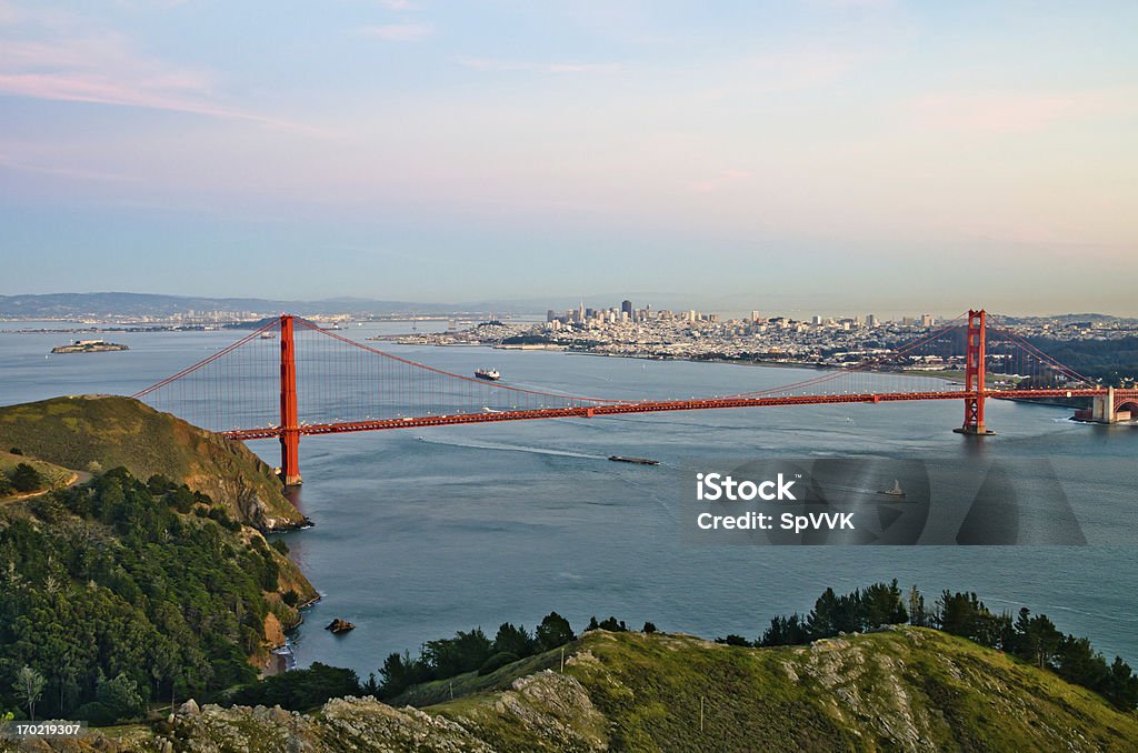 Le Golden Gate Bridge de San Francisco et sur les toits de la ville de fond - Photo de Automne libre de droits