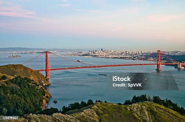 Photo libre de droit de Le Golden Gate Bridge De San Francisco Et Sur Les Toits De La Ville De Fond banque d'images et plus d'images libres de droit de Automne