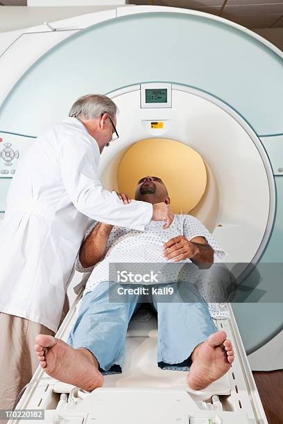 Médico Falando Com O Paciente A Exame De Ressonância Magnética - Fotografias de stock e mais imagens de Doutor