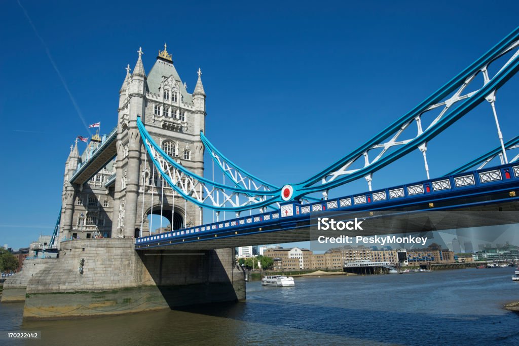 London Tower Bridge luminoso cielo blu orizzontale - Foto stock royalty-free di Ambientazione esterna