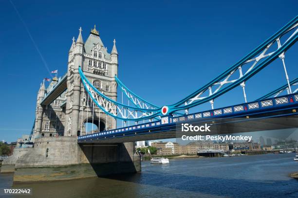 Foto de London Tower Bridge Brilhante Azul Céu Horizontal e mais fotos de stock de Arquitetura - Arquitetura, Azul, Brilhante - Luminosidade