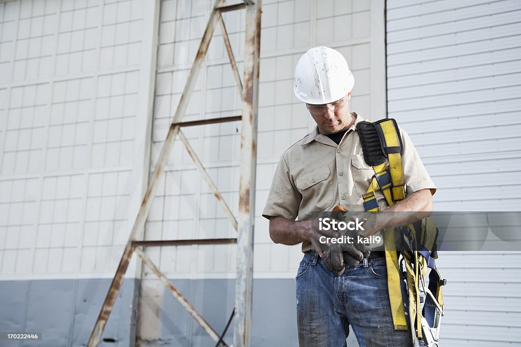 Arbeiter halten safety harness - Lizenzfrei Sicherheitsgurt - Sicherheitsausrüstung Stock-Foto