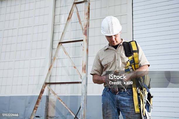 Arbeiter Halten Safety Harness Stockfoto und mehr Bilder von Sicherheitsgurt - Sicherheitsausrüstung - Sicherheitsgurt - Sicherheitsausrüstung, Männer, Bauarbeiterhelm
