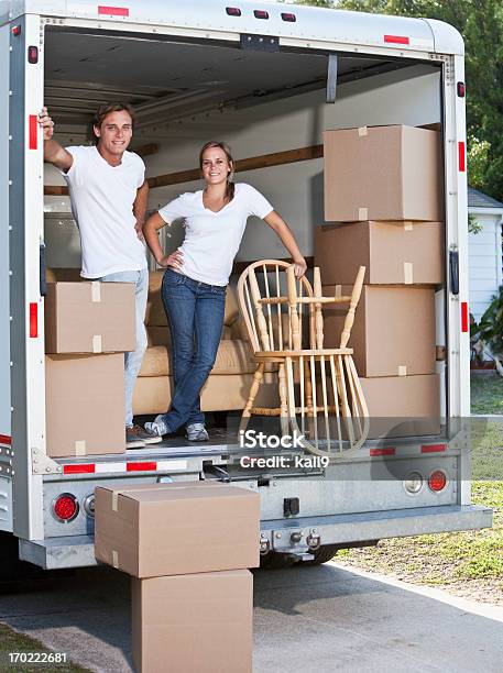 Foto de Casal Jovem Em Van De Mudança e mais fotos de stock de Van de Mudança - Van de Mudança, Relocar, Dentro