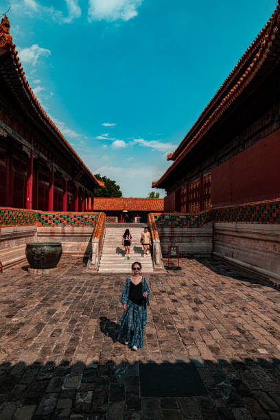 une belle femme en costume traditionnel prend des photos de portrait à la porte méridienne de la cité interdite à pékin - forbidden city beijing architecture chinese ethnicity photos et images de collection