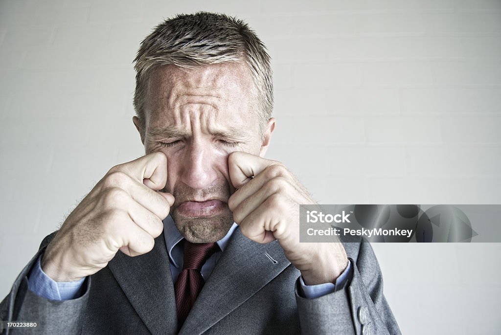 Bielmik płacze Biznesmen Rozrabiaka wycierania jego Crybaby łez - Zbiór zdjęć royalty-free (Biznesmen)