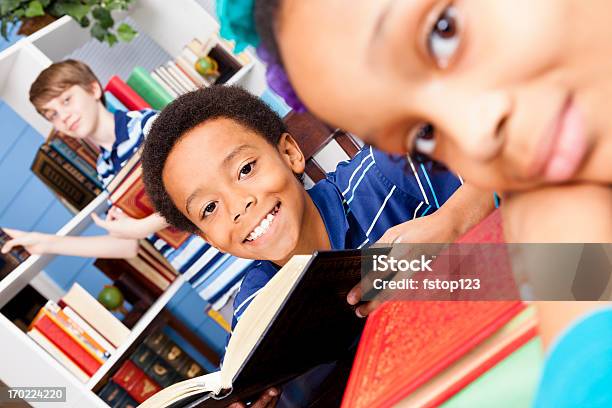 Multiétnico Estudiantes 812 En La Biblioteca De Libros Foto de stock y más banco de imágenes de 12-13 años