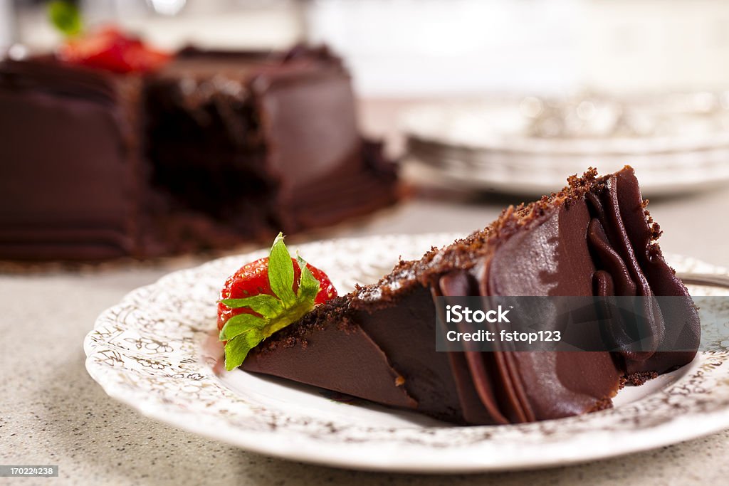Шоколадный торт Ломтик с клубника в Домашняя кухня - Стоковые фото Ломтик роялти-фри