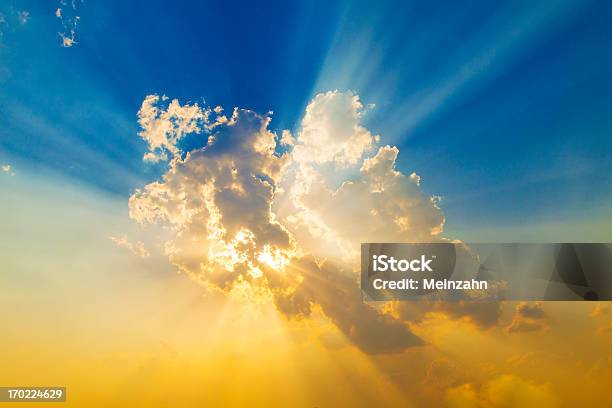 Tramonto Con Raggi Solari - Fotografie stock e altre immagini di Cristianesimo - Cristianesimo, Luce, Ambientazione esterna