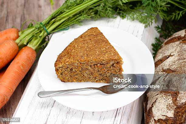 Pedaço De Bolo De Cenoura - Fotografias de stock e mais imagens de Alimentação Saudável - Alimentação Saudável, Assado no Forno, Bolo - Sobremesa