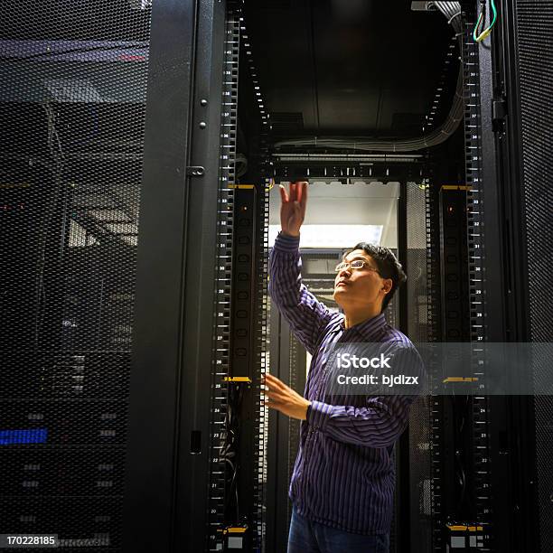 Администратор Работы На Сервере — стоковые фотографии и другие картинки Сетевой сервер - Сетевой сервер, Безопасность сети, Технология