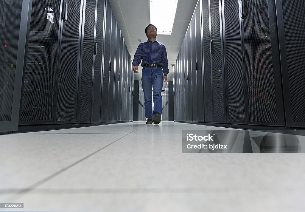 Asian amministratore sta lavorando nel data center camera. - Foto stock royalty-free di Affari