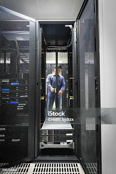Administrator Arbeiten Auf Einem Server Stockfoto und mehr Bilder von Netzwerkserver - Netzwerkserver, Arbeiten, Ausrüstung und Geräte