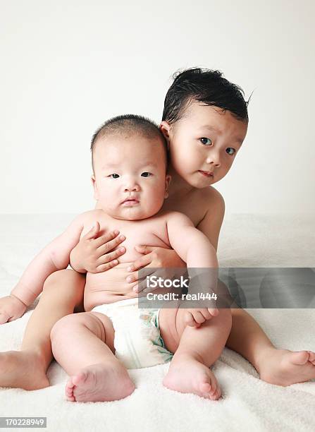 Два Брата — стоковые фотографии и другие картинки Два человека - Два человека, Младенец, 12-17 месяцев