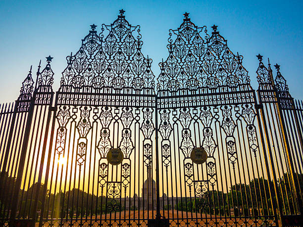 gates à l'entrée du parlement, delhi, inde - india new delhi indian culture pattern photos et images de collection