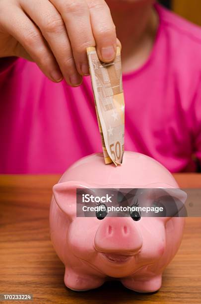 Rosa Sparschwein Und Euroschein Stockfoto und mehr Bilder von EU-Währung - EU-Währung, Ersparnisse, Erwachsene Person