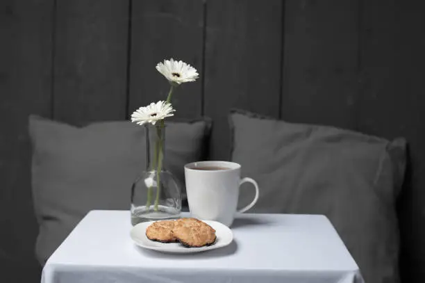 Ready to take a break. On the table the cookies and coffee are waiting. Gerbera's give it a nice look.