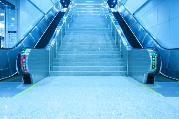 a entrada - escalator automated built structure moving down - fotografias e filmes do acervo