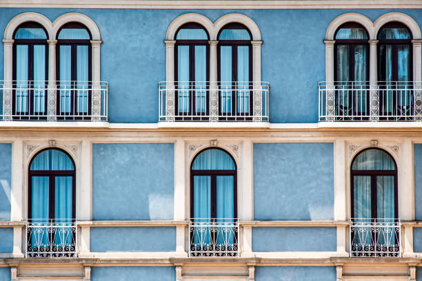 2023 06 18 rivadelgarda porte e balconi - apartment building exterior urban scene window foto e immagini stock