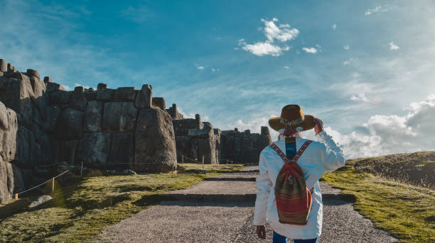 fotografii de stoc, fotografii și imagini scutite de redevențe cu fete tinere turiști care explorează ruinele incașe din saqsaywaman sau sacsayhuaman, cusco, peru. conceptul de călătorie - incaş