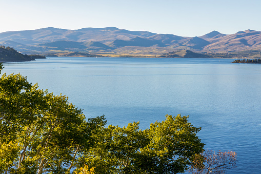 Beautiful turquoise Lake Pukaki and snow capped Mount Cook Glacier Mountain Range in summer reflecting in the turquoise calm lake water. South Island, Canterbury, Mackenzie Basin, Mount Cook, Lake Pukaki, New Zealand