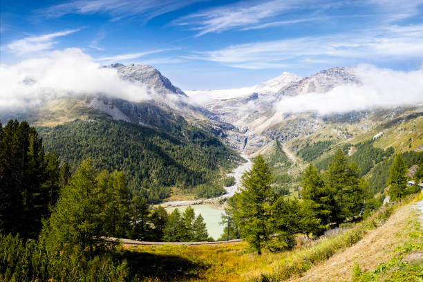 vacances en suisse - lac palu avec la montagne piz palü dans la chaîne de la bernina des alpes - piz palü photos et images de collection