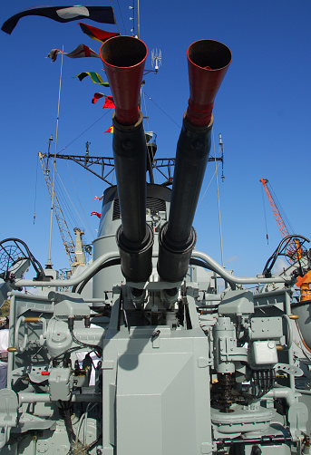 Setúbal, Portugal: Bofors 40mm L/60 automatic gun on a warship - the 40  mm Bofors L/60 is an anti-aircraft gun designed by the Swedish gunmaker Bofors in the early 1930s . It was designed as a versatile intermediate cannon. Its initial version was called 40L60, because the tube has a theoretical length equal to 60 times the caliber. It was manufactured in Sweden by the Bofors company itself, but also licensed in many other countries. It achieved a prestigious status thanks to his efficiency and great success during the London defence of the Battle of Britain. Contrary to the name, the production Bofors 40 mm Automatic Gun L/60 has an actual barrel length of 56.25 calibres. 

Portuguese Navy F475 NRP João Coutinho corvette, open day for public visit.