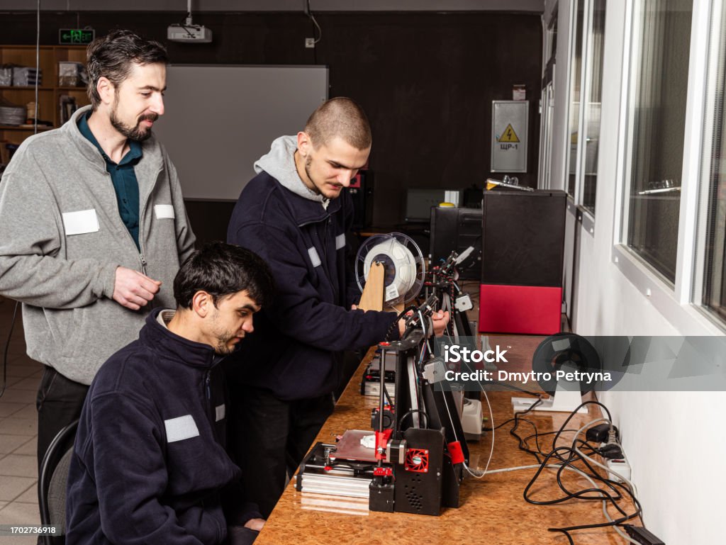 Utility Scanner Machine Training 3d Scanning And Printing Training Class Teacher Shows How To Work On 3d ...
