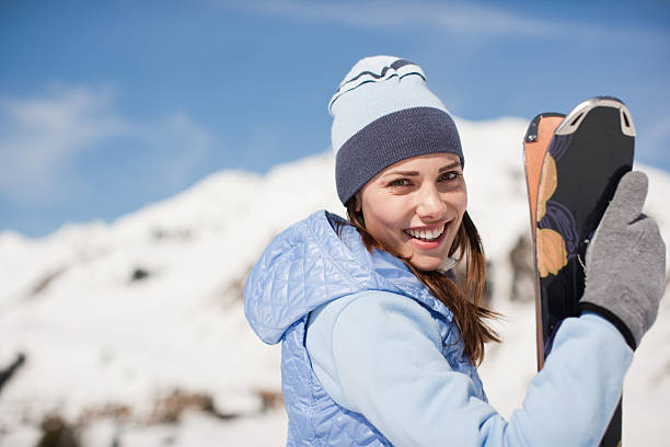 frau holding skier - ski winter women skiing stock-fotos und bilder