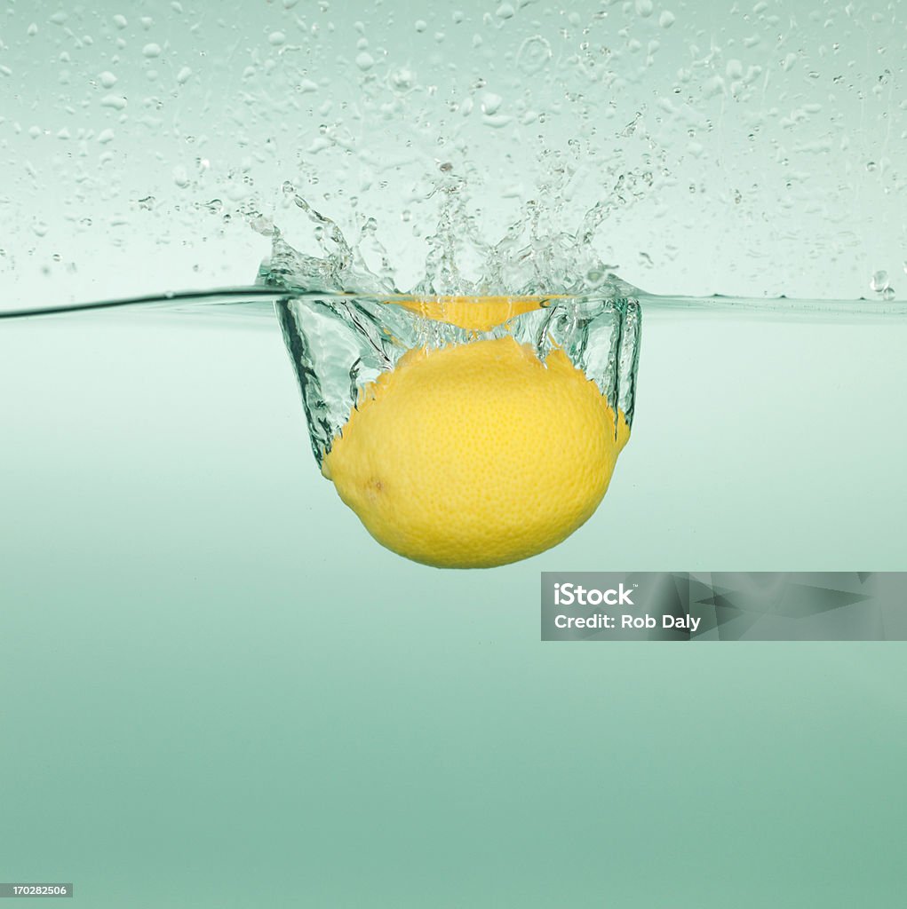 Lemon Planschen im Wasser - Lizenzfrei Auf dem Wasser treiben Stock-Foto