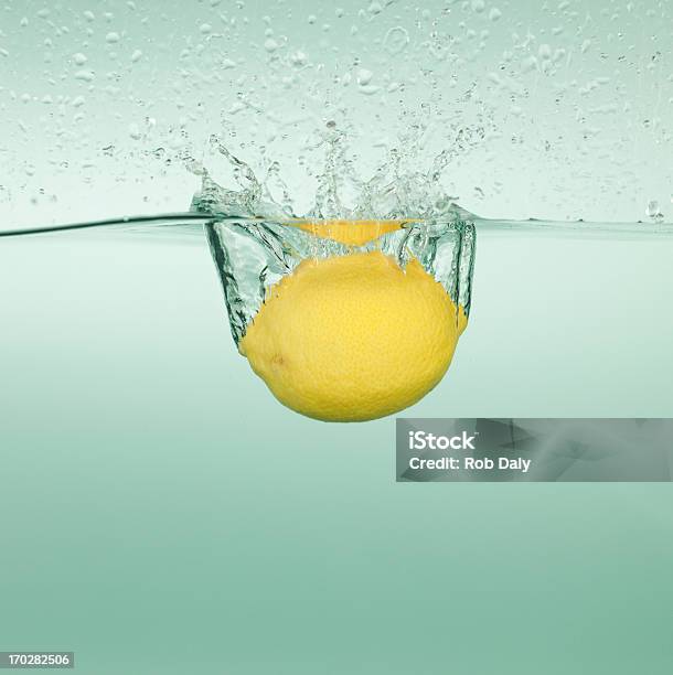 Lemon Planschen Im Wasser Stockfoto und mehr Bilder von Auf dem Wasser treiben - Auf dem Wasser treiben, Bewegung, Blase - Physikalischer Zustand
