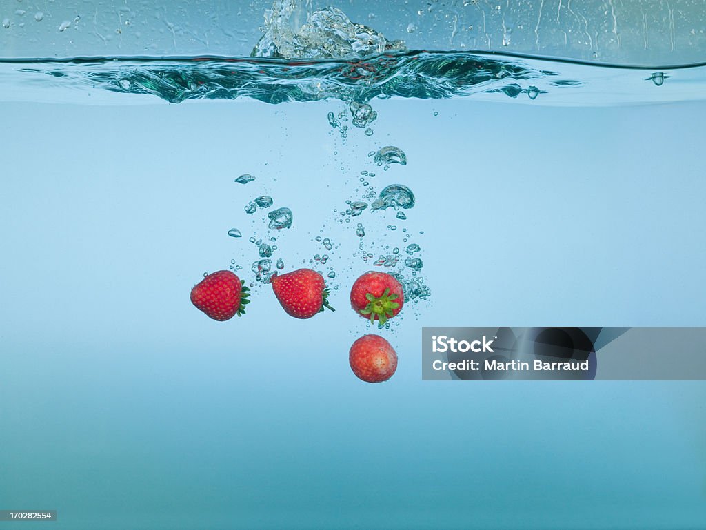 Fragole spruzzi in acqua - Foto stock royalty-free di Acqua