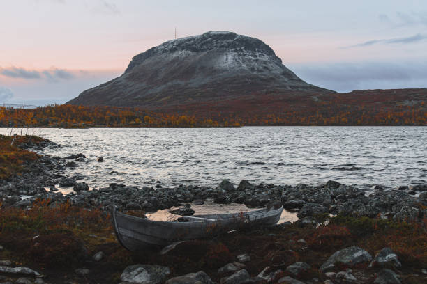 abandoned boat on the shore of a lake near mountain - saana imagens e fotografias de stock