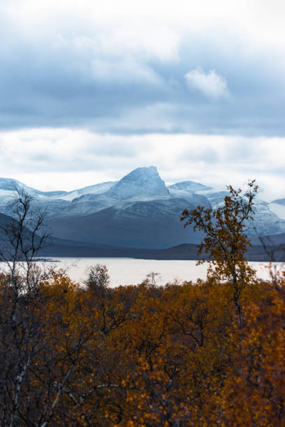 herbst in den bergen nordfinnlands, lapplands - saana stock-fotos und bilder