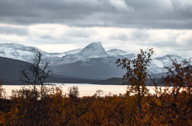 herbst in den bergen nordfinnlands, lapplands - saana stock-fotos und bilder