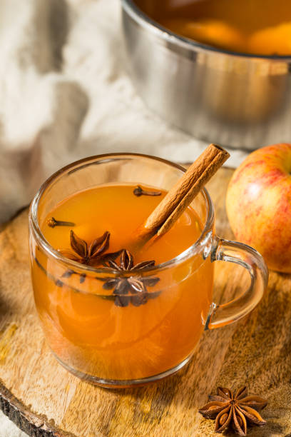 sidra de manzana caliente orgánica caliente - hot apple cider cider cinnamon heat fotografías e imágenes de stock