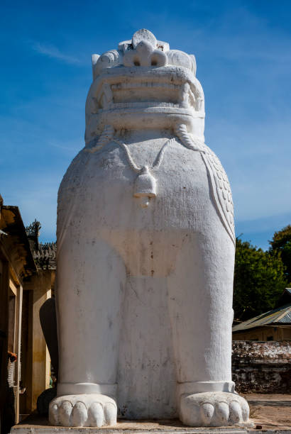 gran león blanco guardián de los terrenos de schwezigon paya en nyaung u, myanmar, asia - pagoda bagan tourism paya fotografías e imágenes de stock