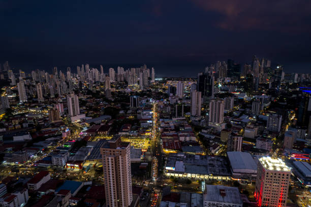 прекрасный вид с воздуха на панама-сити, его небоскребы, синта костера на закате - punta paitilla стоковые фото и изображения
