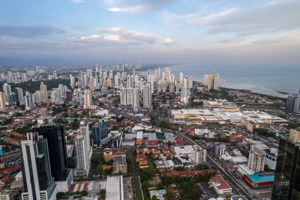 прекрасный вид с воздуха на панама-сити, его небоскребы, синта костера на закате - punta paitilla стоковые фото и изображения