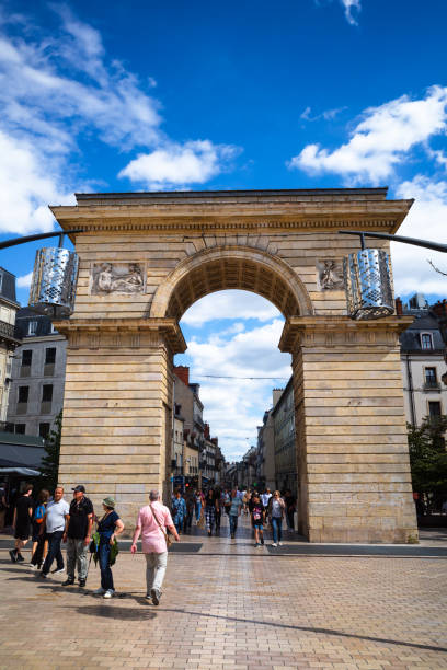 el arco de porte guillaume en dijon - duke of burgundy fotografías e imágenes de stock