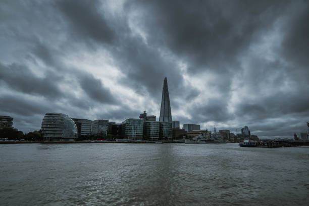 río támesis en un día nublado en londres - london england thames river storm rain fotografías e imágenes de stock