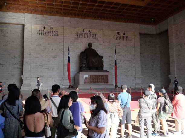 turisti al chiang kai-shek memorial hall - national chiang kai shek memorial hall foto e immagini stock